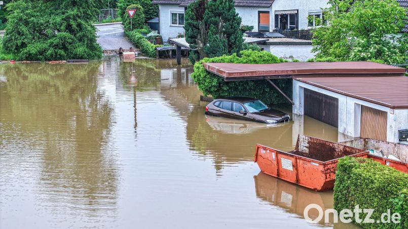 Ein Auto steht auf einer überfluteten Straße. Es ist zu erwarten, dass die Pegelstände weiter steigen werden. Bild: Jason Tschepljakow/dpa