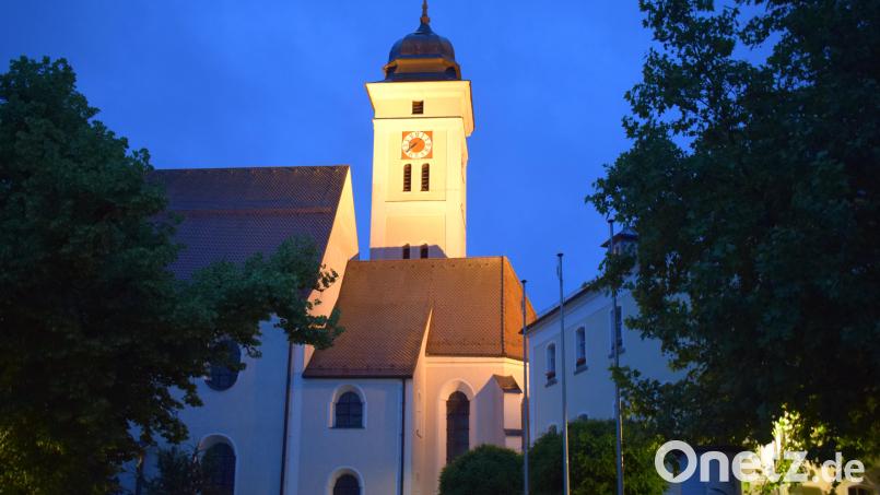 Die Stadtpfarrkirche von Pfreimd wird auch weiterhin bis 23 Uhr angestrahlt. Ein gegenteiliger Antrag fand keine Unterstützung im Stadtrat. Bild: bnr