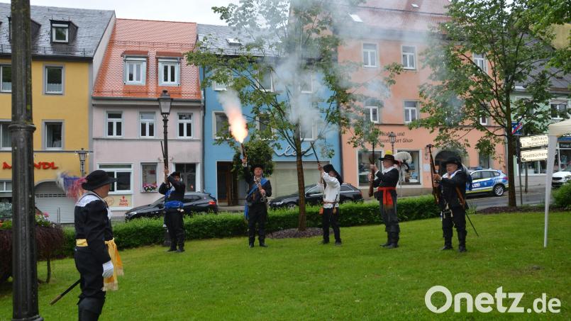 Der Auftakt zum Jubiläum &quot;900 Jahre Stadt Vohenstrauß&quot; ist gelungen. Trotz erheblichen Regens feierten die Vohenstraußer schon am ersten Abend fröhlich mit. &quot;Gebt Feuer&quot;, lautete der Befehl des Roggensteiner Schützenmeisters Johann Gösl (links). Bild: dob