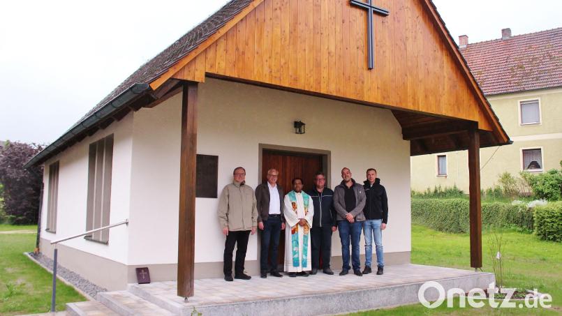 Nach der Maiandacht freuten sich Lektor Reinhard Bauer (von links), Hahnbachs Erster Bürgermeister Bernhard Lindner, Stadtpfarrer Pater Robin, Kassier Markus Rauscher, Ortssprecher Matthias Köstler und Kirchenpfleger Thomas Pröls über die gelungene Außenrenovierung der Kapelle. Bild: Rauscher/exb