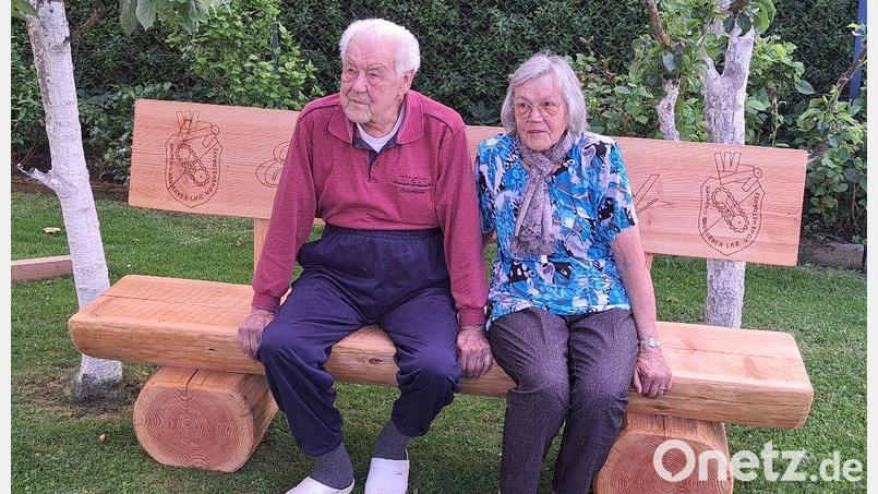 Der Ehrenvorsitzende des Raupen- und Baggervereins Vohenstrauß und Umgebung, Michael Hummer und Ehefrau Anna bekamen als Dank für sein langes Engagement eine Holzbank. Bild: Stefan Haupt/exb