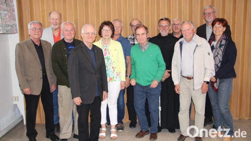 Mit Max Peter (Zweiter von rechts) und Josef König (Sechster von links) stehen zwei ehemalige Ministranten an der Spitze des Fördervereins zur Erhaltung der Wallfahrtskirche St. Felix. Gründungsmitglied und fast 30 Jahre Vorsitzender des Vereins, Altbürgermeister Gerd Werner (links) hatte sein Amt aus gesundheitlichen Gründen niedergelegt. Bild: prh/exb
