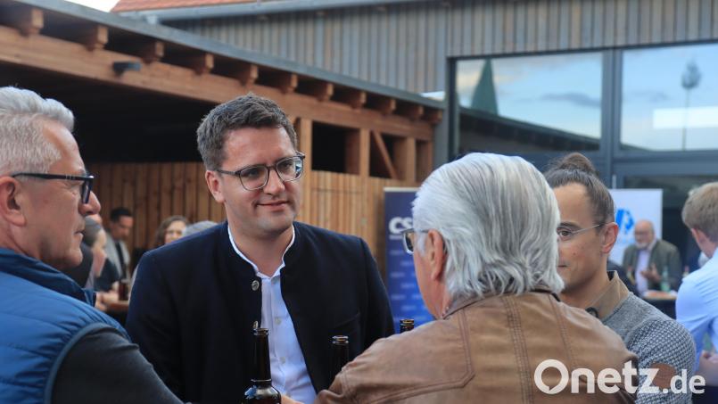Christian Doleschal bei &quot;Af an Ratsch mit Dole&quot; in Störnstein – wenige Tage vor der Europawahl. Bild: olr