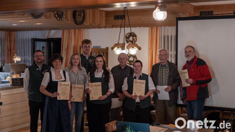 Für ihre langjährige Mitgliedschaft bei der Blaskapelle von Vorsitzendem Daniel Haller (links) geehrt wurden Kerstin Huber, (von links) Katharina Hofmann, Laurenz Fischer, Katharina Haller, Johann Gurdan, Matthias Anderle, Willi Wiesmeth un Josef Haller. Bild: mof
