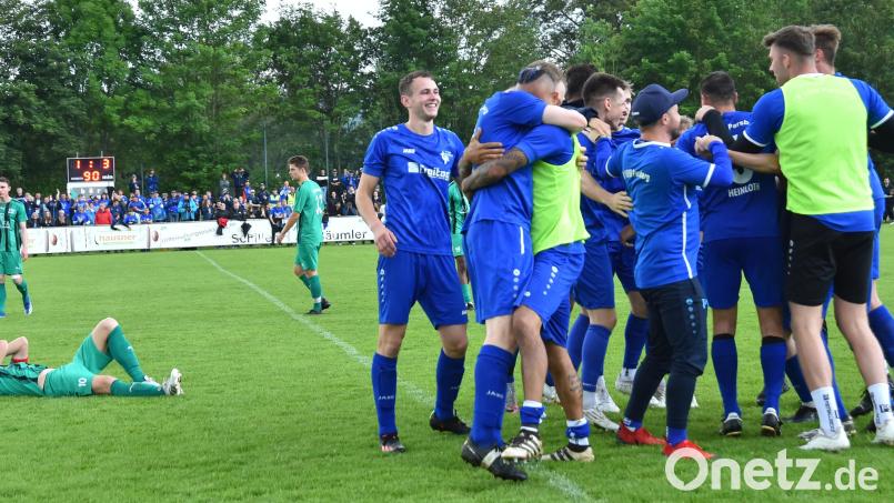 Der TV Parsberg feiert. die Spieler des FC Weiden-Ost sind niedergeschlagen. Für den FC ist der Traum vom Landesligaaufstieg vorbei. Bild: A. Schwarzmeier