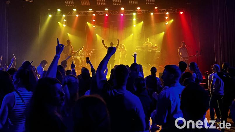 Als Top-Act trat die Band &quot;Highline&quot; beim &quot;Tag der Jugend&quot; in der Stadthalle auf. Eigentlich sollte es ein Open Air im Schlossgarten werden. Sängerin Julia Schönberger ließ nicht locker und forderte die Besucher auf, ordentlich die 900 Jahre zu feiern. Bild: dob