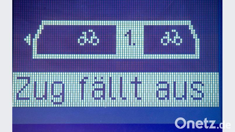 Auf einer Anzeigetafel im Bahnhof Neubrandenburg steht „Zug fällt aus“. Bild: Stefan Sauer/dpa/Symbolbild