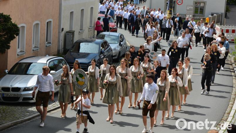 Den Festzug durch Konnersreuth führten die Festdamen des Jubelvereins an. Bild: jr
