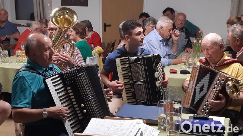 Zünftig spielten die Musikanten beim letzten Stammtisch vor der Sommerpause auf. Bild: lei