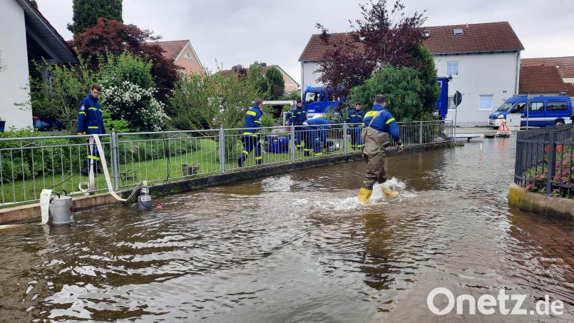 Abpumpen ist angesagt, wo das Wasser die Sandsackbarrieren durchbrochen hat. Bild: Gottfried Berger