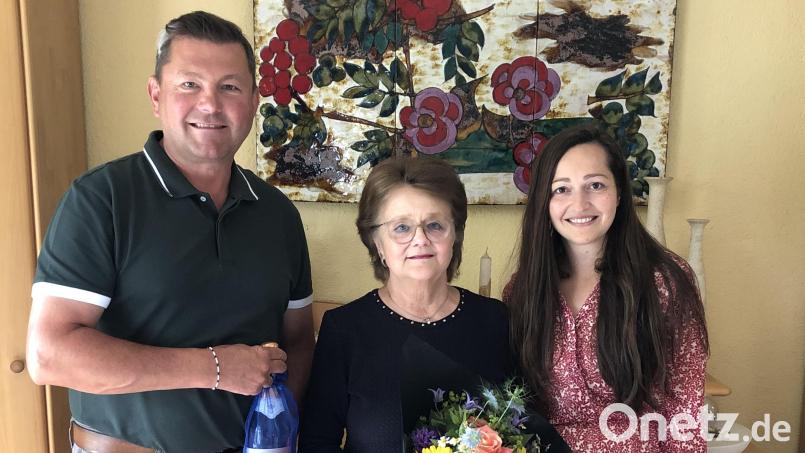 Bürgermeister Rainer Rewitzer verabschiedet Christa Wildenauer (Mitte) als langjährige Chefin der Stadtbibliothek Pleystein. Zugleich stellt das Stadtoberhaupt Katarina Elbl-Müllhofer (rechts) als neue Büchereileiterin vor. Bild: bey