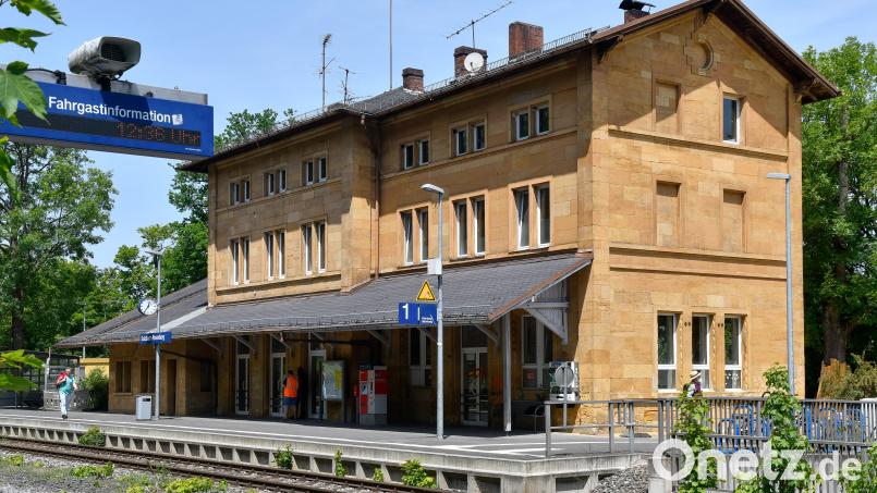 Generalsanieren und zu einem Wohnhaus mit vier Sozialwohnungen umbauen wollte die Rinkenburger Objektbau GmbH das leerstehende Bahnhofsgebäude in Sulzbach-Rosenberg. Doch die schwäbische Bauunternehmer-Familie zog sich von dem Vorhaben zurück. Archivbild: Petra Hartl