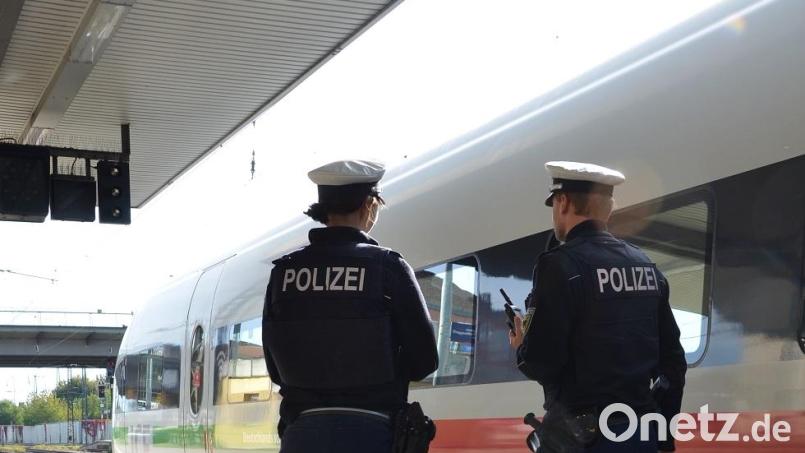 Eine Bundespolizeistreife wartete bereits am Hauptbahnhof in Regensburg auf den Intercity-Express von Kiel nach Regensburg. Dort nahmen sie den Fahrgast, der eine junge Frau im Bordrestaurant belästigt haben soll, fest. Symbolbild: Bundespolizei