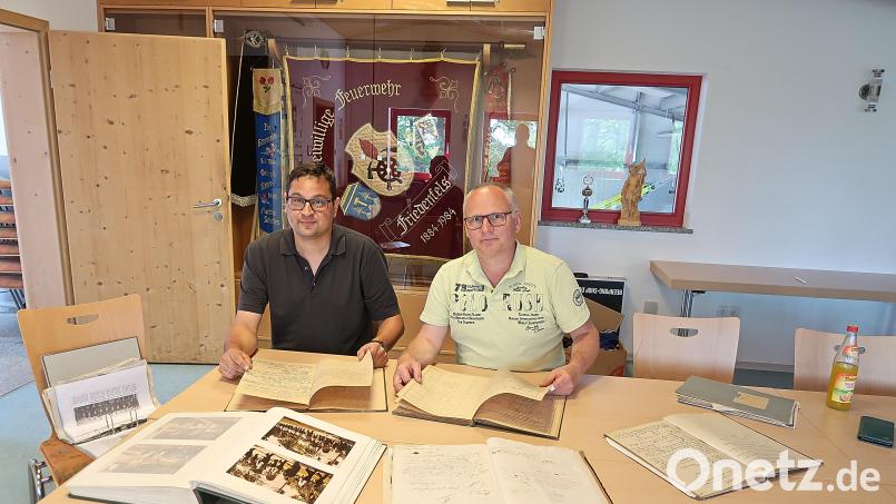 Jürgen Kraus, Vorsitzender des Feuerwehrvereins Friedenfels, und Kommandant Christian Bischof (von links) beschäftigen sich seit Wochen mit den Vorbereitungen zum 140. Gründungsfest der Feuerwehr Friedenfels. Bild: bsc