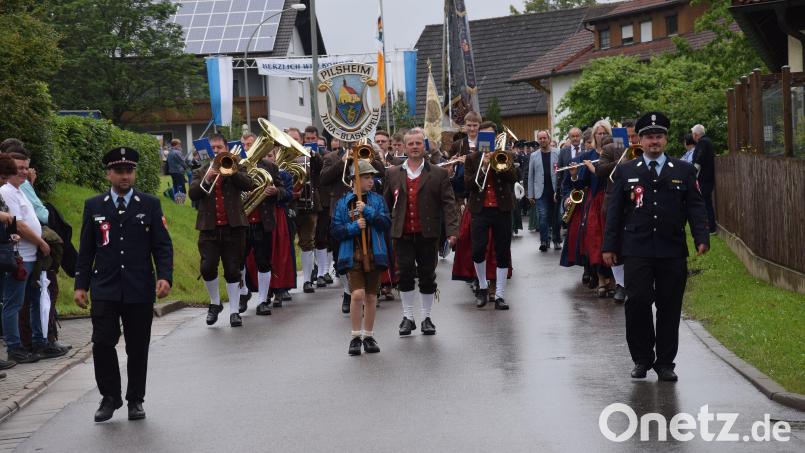 Ein Höhepunkt des Jubiläums der Feuerwehr Pilsheim ist der farbenprächtige Festzug, in den sich gut 80 Feuerwehren, Vereine und fünf Musikkapellen einreihen. An der Spitze marschieren der Jubelverein sowie Festleiter Lukas Götz (links) und Kommandant Martin Brechler (rechts). Bild: bö