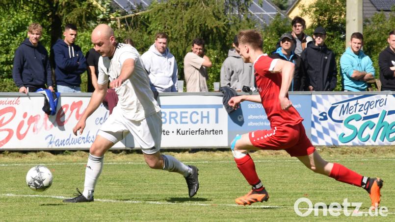 Ob die Bezirksliga-Einteilung problemlos über die Bühne geht, hängt vor allem vom Ausgang des Relegationsspiels am Freitagabend ab. Sollte der ASV Haidenaab (weiße Trikots. in der Partie gegen TSV Tännesberg) gewinnen, hätte der neue Bezirksspielleiter Dominik Fraunholz eine Sorge weniger. Bild: gb
