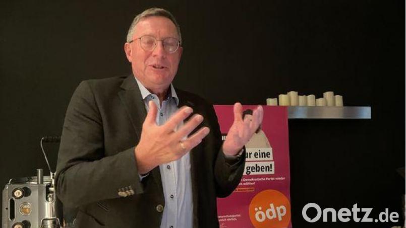 Europakandidat Günther Sparrer spricht beim Wahlkampfabschluss des ÖDP-Kreisverbandes über die Flüchtlingspolitik. Bild: Alfred Damm/exb