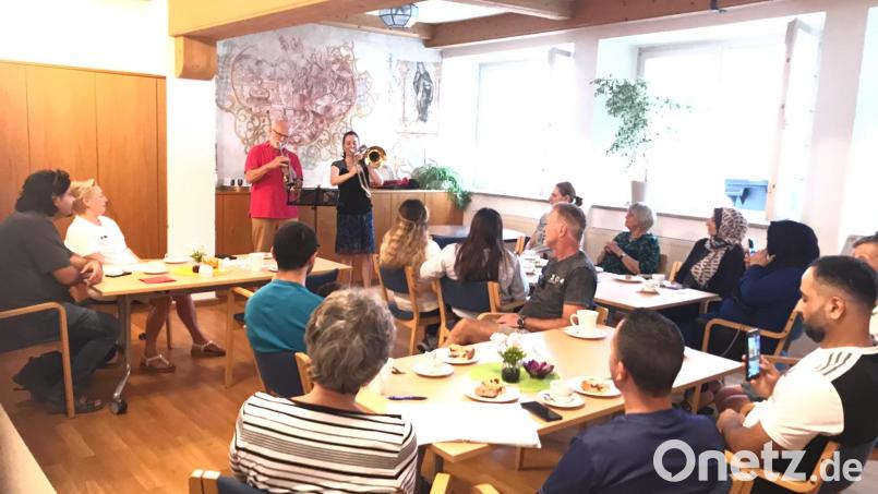 Das Sprachcafé &quot;Café Farbenfroh&quot; besteht in Weiden seit 2017. Bei Kaffee und Kuchen kommen Migranten und Einheimische ins Gespräch. Manchmal gibt es auch eine musikalische Einlage, wie hier vom svangelischen Posaunenchor. Bild: Stefanie Wildenrother