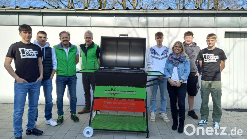 Mit dem Projekt „Vom alten Fass zum Grill“ gewinnt das Team der Gregor-von-Scherr-Realschule den Innovationspreis. Bild: Katharina Stang
