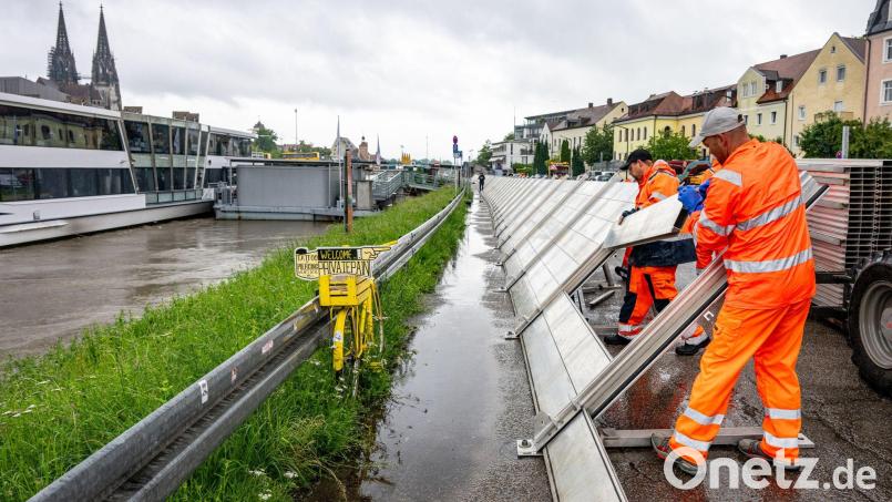 Schutzwände werden in der Altstadt am Donauufer aufgebaut. Bild: dpa