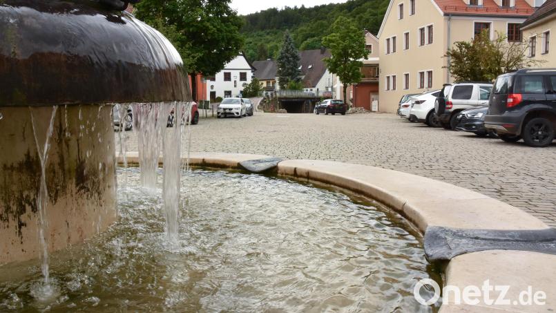 Knapp zwei Wochen nach der Überflutung des Marktkerns von Kastl schaut es dort aus wie immer: Wasser plätschert auf dem Marktplatz nur aus dem Brunnen vor dem Rathaus. Bild: Stephan Huber