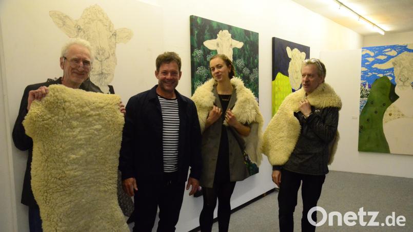Jürgen Zeller (Zweiter von links) stellt beim Kunstverein &quot;seine Schafherde&quot; aus. Bild: Kunz