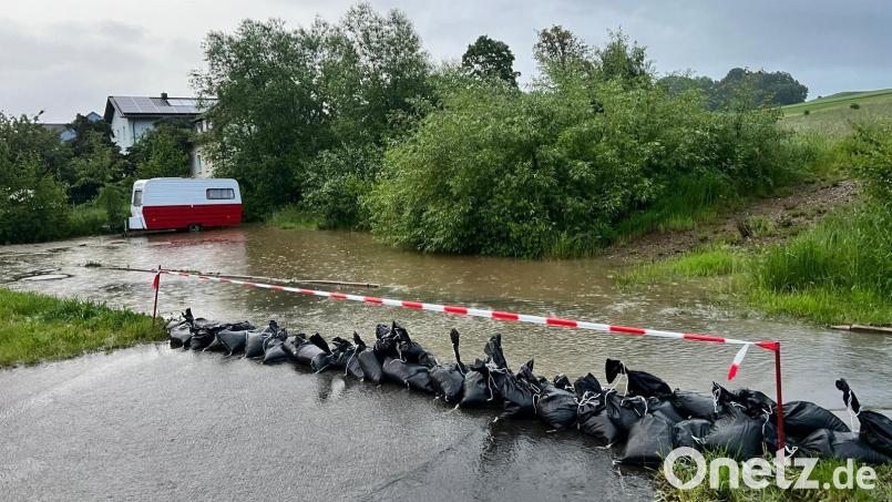 Sandsäcke halten an Fronleichnam nahe Floß das Wasser zurück - so gut es eben geht. Bild: Feuerwehr Floß/exb