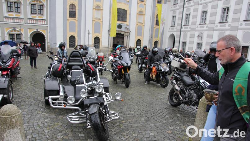 Stadtpfarrer Thomas Vogl bespritzte die vor der Basilika geparkten Motorräder mit Weihwasser. Bild: kro