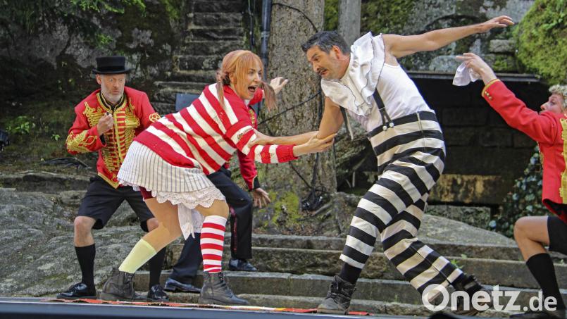 Pippi Langstrumpf, das stärkste Mädchen der Welt, bezwingt auf dem Jahrmarkt den starken Alfons. Beim Theaterfest am Samstag zeigten Lisa Mader und Torsten Ankert diese Szene aus dem Luisenburg-Familienstück. Mit im Bild David Zieglmaier (links) und Maurice Daniel Ernst. Bild: Andrea Herdegen