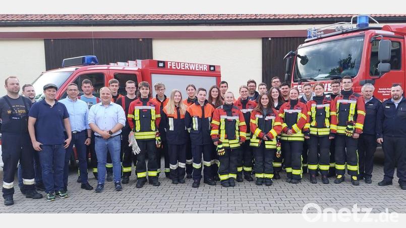 Die neuen Feuerwehrleute nach der bestandenen Prüfung mit Ausbildern und Führungskräften. Bild: sis