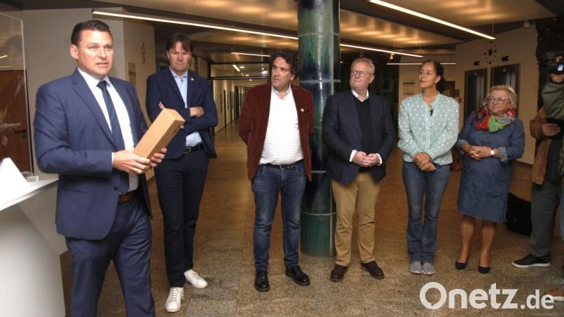 Landrat Thomas Ebeling (links) heißt im Landratsamt die Vorsitzende des Libourne-Vereins, Sonja Dietl, Stadträtin Gabi Höper, Oberbürgermeister Andreas Feller, Libournes Bürgermeister Philippe Buisson und Sous-Prefet Matthieu Doligez (von rechts) willkommen. Bild: Hirsch