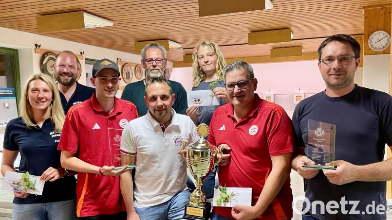 Schützenmeister Sigfried Kellner (hinten, Mitte) gratuliert denen Gewinnern. Bild: Thomas Meier/exb