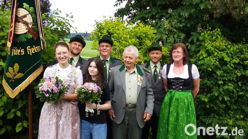 Der Schützenverein Wildenau würdigte seine Gaujugendköniginnen. Im Bild (von links) Luftgewehr-Gaujugendkönigin Maja Haubner, Josef Roth, Luftpistolen-Gaujugendkönigin Hanna Lindner. Schützenmeister Stephan Trautner, Ehrenschützenmeister Ludwig Haubner, Zweiter Schützenmeister Harald Albrecht und Gaudamenleiterin Angela Petersohn. Bild: Schützenverein Wildenau/exb