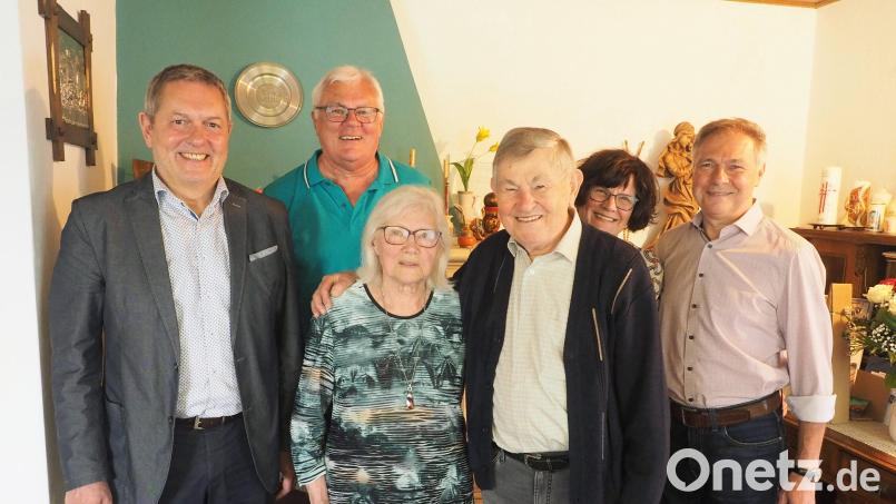 Zu einem 70-jährigen Ehejubiläum darf Bürgermeister Joachim Neuß (links) nur selten gratulieren. Anna und Karl Fuchs aus Auerbach feierten Gnadenhochzeit. Mit im Bild sind ihre Söhne Karl und Georg sowie Schwiegertochter Anja. Bild: kek