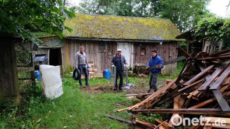 Ein Arbeitseinsatz des FCN-Fanclubs, der sich lohnte. Die Mitglieder räumten an der gepachteten Scheune in einem früheren Gartengrundstück gegenüber dem Gelände der Flosser Bahnhofskrähen und von Kuba e.V. auf. Bild: le