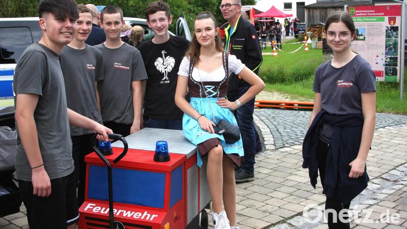 Die Jugend der Feuerwehr Pullenreuth zog ein Blaulicht-Modell durch die Straßen des Ortes. Bild: wro