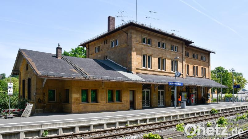 Er schaut von außen zwar noch halbwegs intakt aus, doch innen ist der Sulzbacher Bahnhof sehr marode und das Dach undicht. Weil der Verkauf an die Rinkenburger Objektbau GmbH scheiterte, wird das Gebäude nun wohl noch lange ein Leerstand bleiben – die künftige Nutzung ist nun wieder völlig offen. Archivbild: Petra Hartl