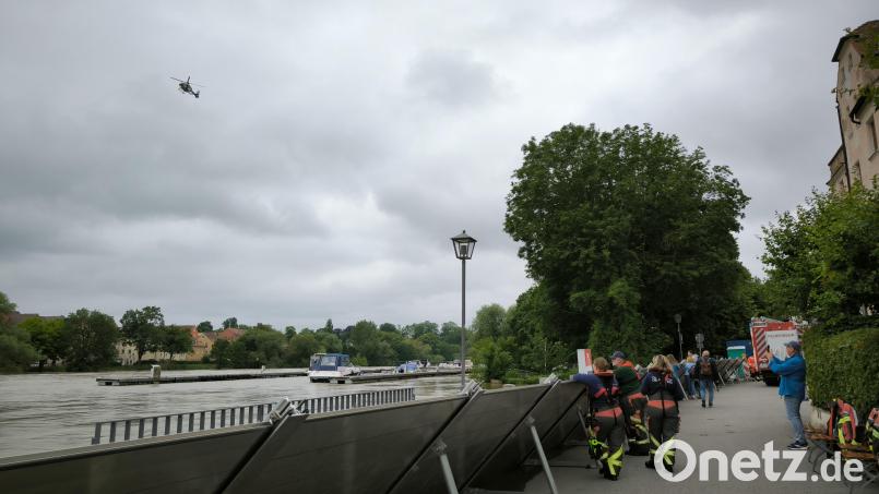 Ein Hubschrauber fliegt über die Donau, um mögliche Gefahren aus der Luft zu entdecken. Bild: Isabella Rutherford