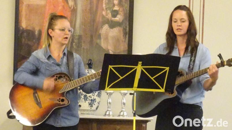 Das Duo Marina und Magdalena aus Weiden zeigt das Foto bei seinem Auftritt in Pfreimd. Bild: Bebbo Schuller/exb