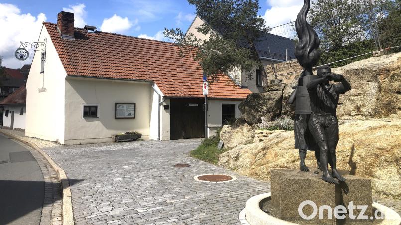 Das Zoigl-Denkmal in Falkenberg ist nur ein Beispiel von vielen Projekten, die mit Hilfe der EU-Förderung Leader verwirklicht wurden. Archivbild: wro