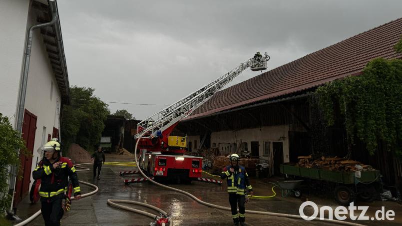 Beim Brand in Oberschalkenbach wurde auch die Drehleiter aus Sulzbach-Rosenberg angefordert. Das Fahrzeug musste wegen des Hochwassers einen Umweg nehmen. Bild: Feuerwehr Vilseck