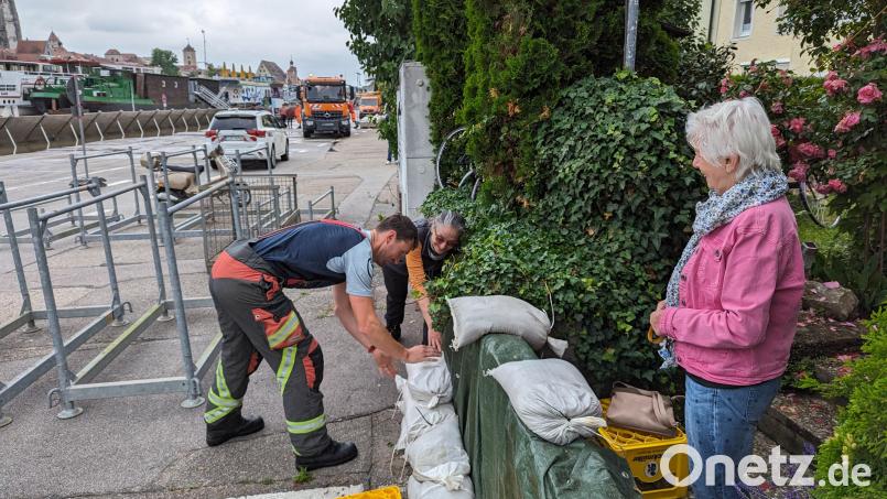 Vor Erna Briegers Haus helfen alle zusammen. Die Älteren bringen die Erfahrung, die Jüngeren die Kraft mit. Bild: Franz Nopper