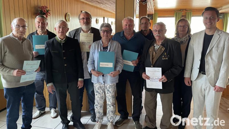 Die Geehrten der Neustädter Freien Wähler mit MdL Julian Preidl (rechts) und (links daneben) Kreisvorsitzender Gabriela Bäumler. Bild: G. Steiner/exb