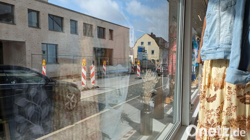 Nur mehr der Gehweg trennt das Geschäft &quot;Kleiderwald&quot; vom Durchgangsverkehr in der Egerer Straße: Wegen Tiefbauarbeiten an der künftigen Landesamts-Außenstelle wird der Verkehr über den Parkstreifen geleitet - mit entsprechenden Folgen für den Umsatz. Bild: pz