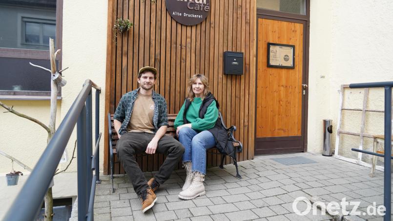 Renate und David Pressler vor ihrem Kulturcafé in Kemnath. Im Juni und Juli sollen sechs Sommerkonzerte stattfinden. Archivbild: kaz