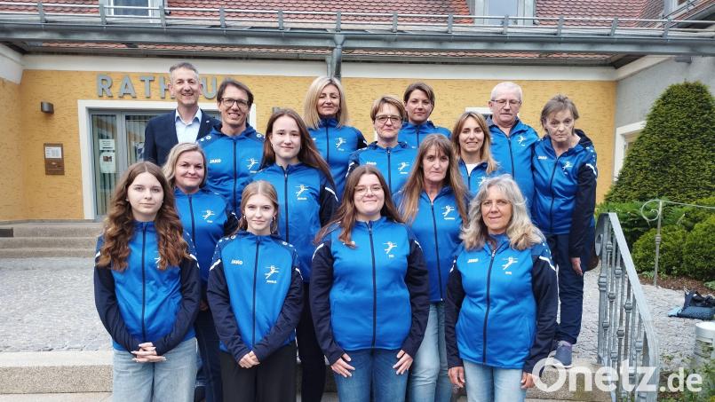Zu einem Empfang im Rathaus hat der Ursensollener Bürgermeister Albert Geitner (hinten, links) das Aufsteigerteam der DJK FV Ursensollen eingeladen. Bild: Kießling/exb