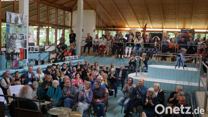 Zur Matinee von Jeff Beer waren alle Sitzplätze im und neben dem Schwimmbecken besetzt. Bild: jeb