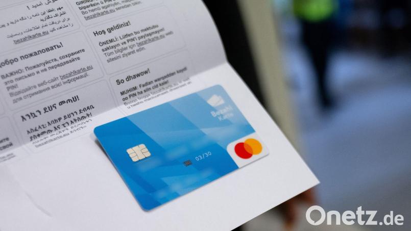 So sehen die Bezahlkarten für Asylbewerber aus. Symbolbild: Sven Hoppe/dpa