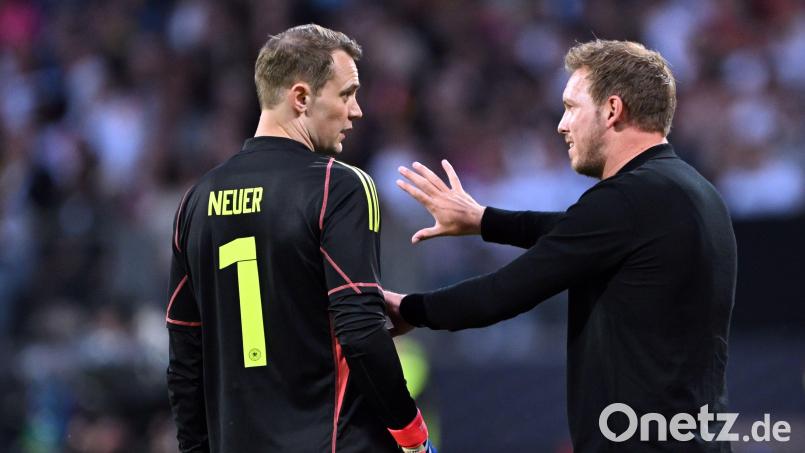 Bundestrainer Julian Nagelsmann und Torwart Manuel Neuer (links) unterhalten sich nach der Nullnummer gegen die Ukraine. Bild: Federico Gambarini/dpa