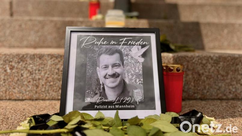 Für den verstorbenen Polizisten aus Mannheim Rouven L. stellte eine anonyme Bürgerin eine Gedenktafel vor der Weidener Polizeiinspektion auf. Bild: Gabi Schönberger